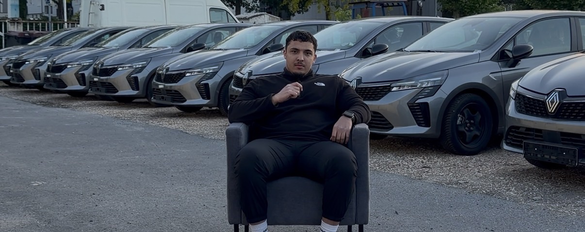 Le fondateur de L'Ecole Automobile devant sa flotte de véhicules